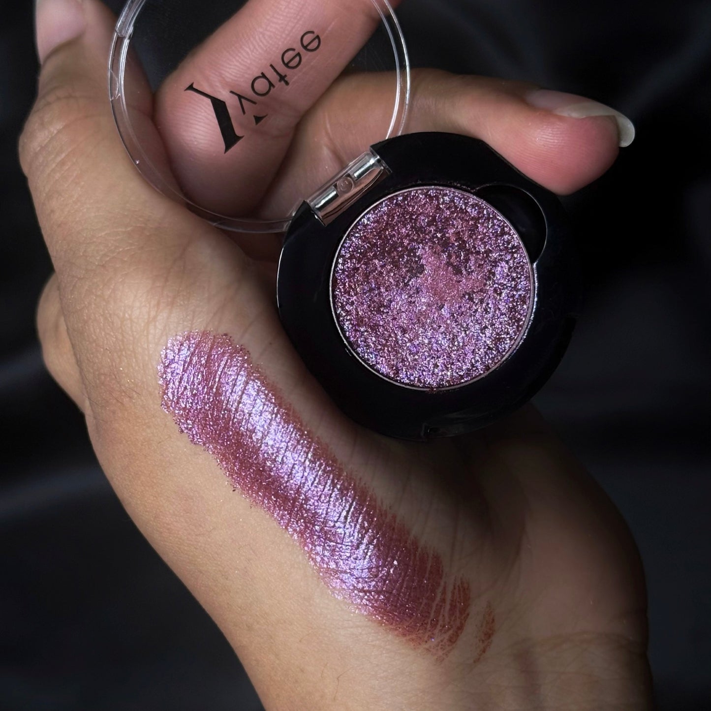 Let it pop- metallic pressed foil eyeshadow - Bloody Mary (1.2g)