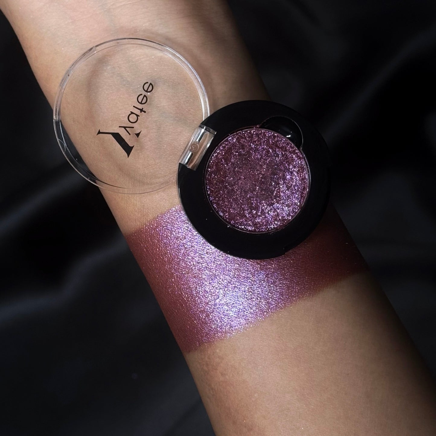 Let it pop- metallic pressed foil eyeshadow - Bloody Mary (1.2g)