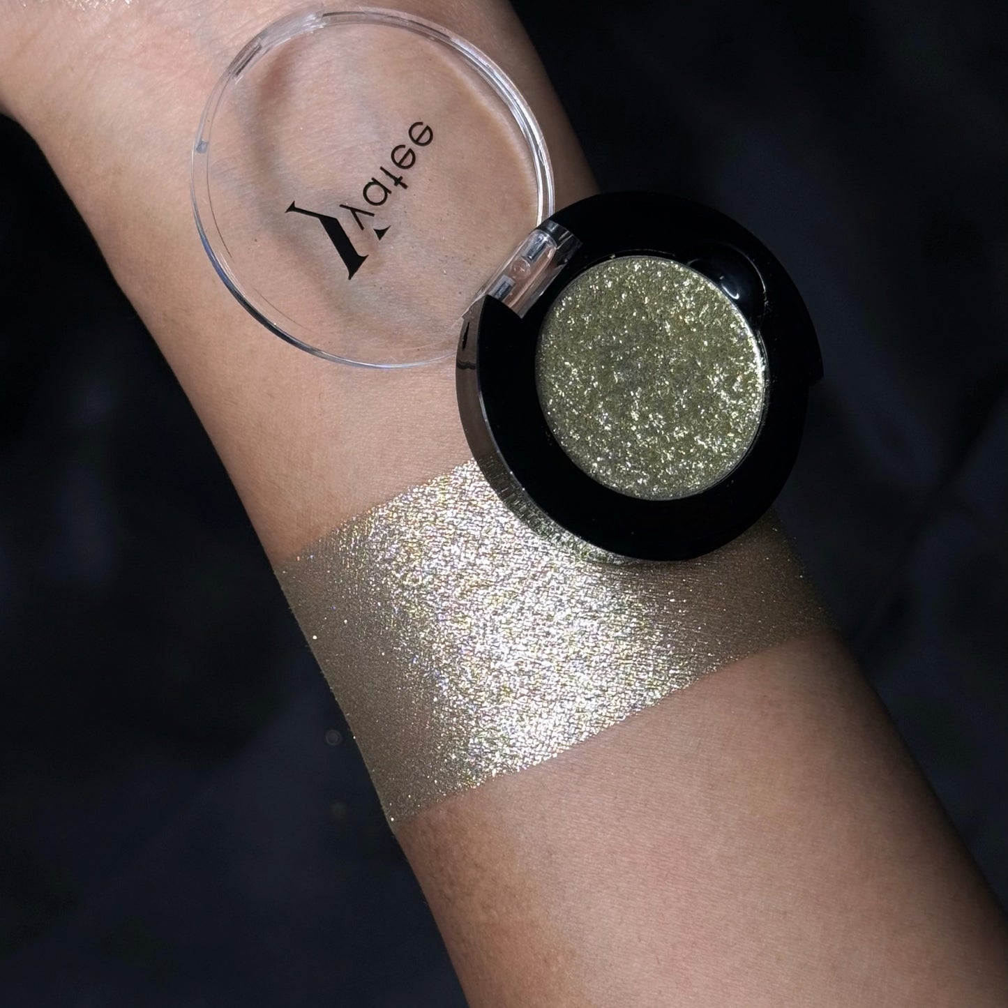 Let it pop- metallic pressed foil eyeshadow - Victorian (1.2g)